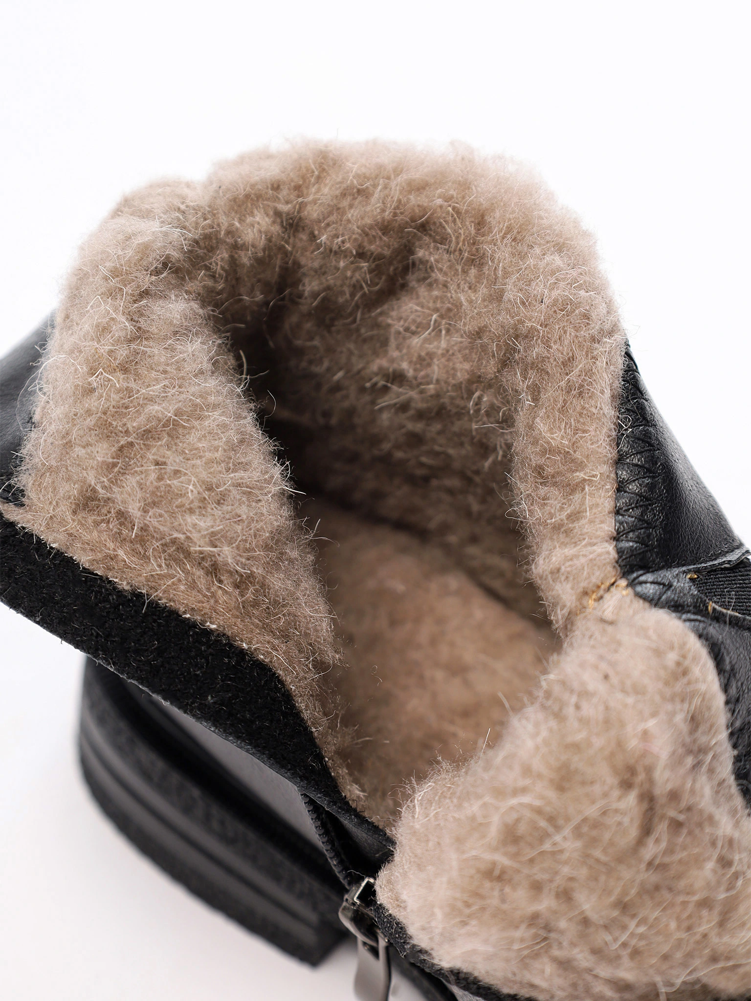 Ботинки черного цвета с декоративной молнией сзади на низком каблуке